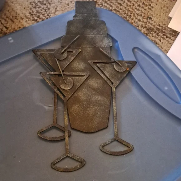 Martini glass & shaker wall hanging. Perfect in your bar or by the patio or pool - Picture 6 of 6